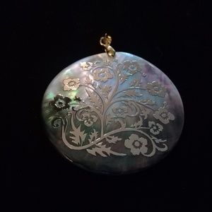 Shell with floral gold inlay necklace